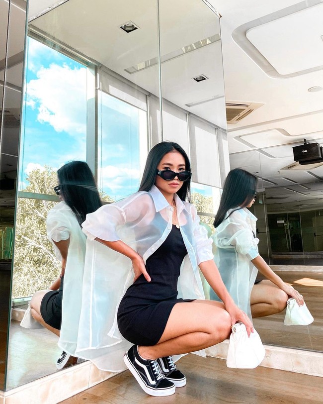 Wanita bernama lengkap Renita Dwi Cahya ini dikenal sebagai pelawak, pembawa acara dan aktris yang berasal dari Malang, Jawa Timur. Ia sudah membintangi berbagai judul FTV. Foto: Instagram @ayyrenita93.