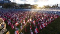 Bendera itu dipasang sebagai simbol dari warga AS yang tidak bisa hadir di Washington D.C. akibat pandemi COVID-19. AP Photo/Alex Brandon  