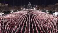 Ribuan bendera Amerika Serikat dipasang di depan Gedung Capitol, Washington, sejak Senin (18/1/2021) waktu setempat. AP Photo/Alex Brandon  