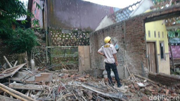 Rumah di Dusun Legoksari, Desa Buniwah, Kecamatan Sirampog, Brebes, rusak terdampak tanah gerak, Selasa (19/1/2021).