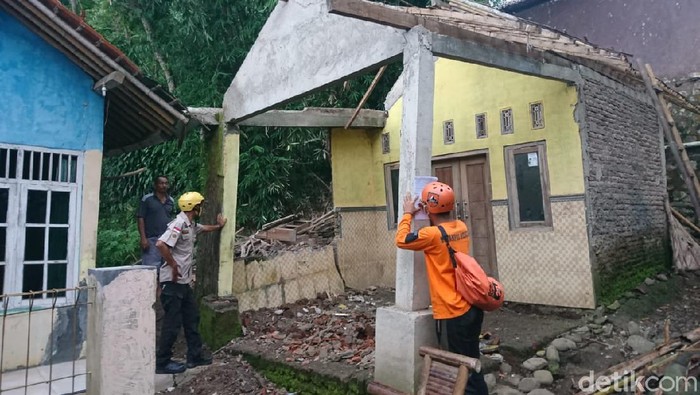 Rumah di Dusun Legoksari, Desa Buniwah, Kecamatan Sirampog, Brebes, rusak terdampak tanah gerak, Selasa (19/1/2021).