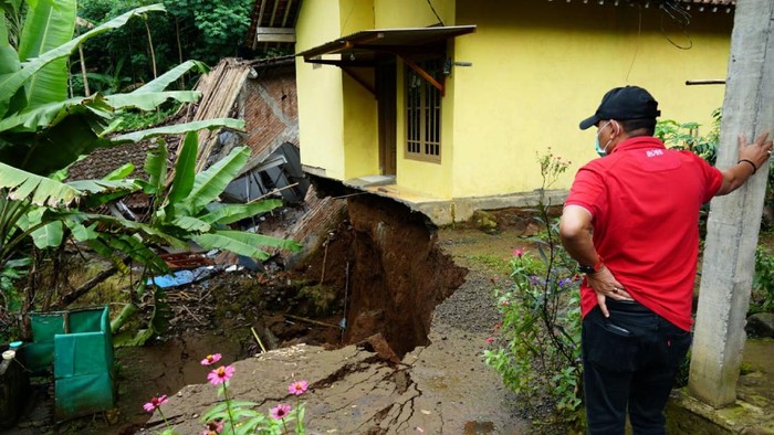 Rumah Rusak-Ambruk Akibat Tanah Gerak di Purworejo Terus Bertambah Bencana tanah bergerak di Purworejo membuat puluhan rumah warga rusak. Empat rumah warga di sana pun diketahui ambruk akibat tanah gerak tersebut.
