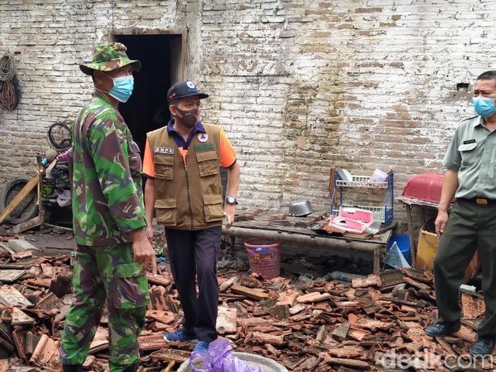 Rumah warga di Rembang roboh diterjang angin kencang, Selasa (19/1/2021).
