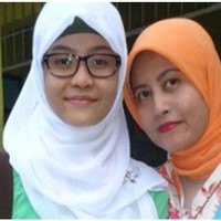 Selanjutnya ada Karin Novilda atau yang lebih dikenal dengan nama Awkarin. Di akun Instagramnya Karin sendiri sempat memamerkan foto dirinya ketika masih bersekolah. Penampilannya saat masih bersekolah bisa dibilang beda banget ya sama yang sekarang, bagaimana menurutmu? Foto: Instagram/@awakrin; Ask.fm/awk_karin