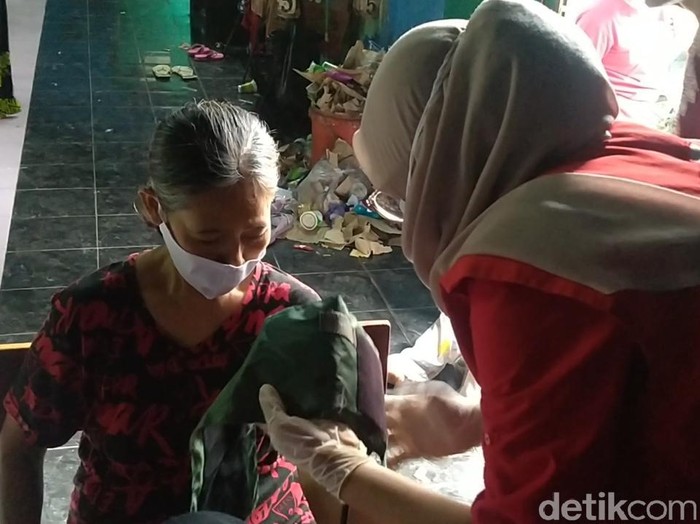 Suasana pengungsian di Gedung Serba Guna Sampangan, Kota Pekalongan, Selasa (19/1/2021).