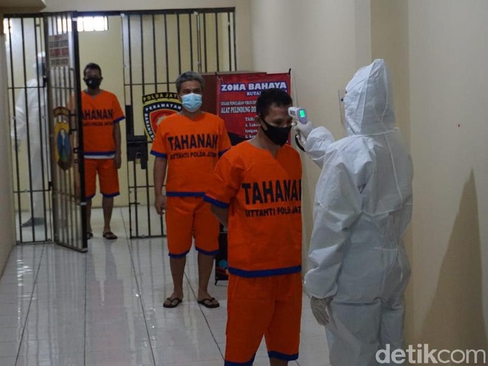 Direktorat Tahanan dan Barang Bukti (Dittahti) Polda Jatim meluncurkan aplikasi Si Mata Hati untuk menghubungkan tahanan dan keluarganya. Aplikasi tersebut diluncurkan karena selama pandemi COVID-19 tahanan dilarang dibesuk.