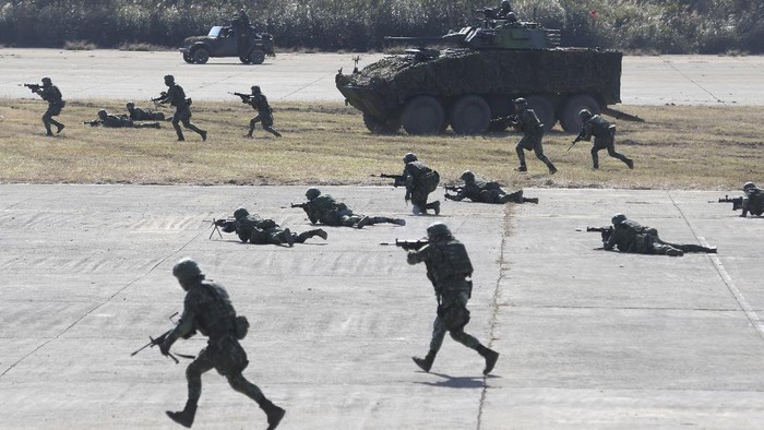 Soldiers fire during a military exercise in Hsinchu County, northern Taiwan, Tuesday, Jan. 19, 2021. Taiwanese troops using tanks, mortars and small arms staged a drill Tuesday aimed at repelling an attack from China, which has increased its threats to reclaim the island and its own displays of military might. (AP Photo/Chiang Ying-ying)