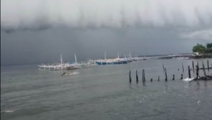 Tangkapan layar video viral awan berbentuk tsunami di langit Polewali (dok. Istimewa).