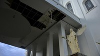Kondisi bangunan Gereja Katolik Santa Maria pascabencana gempa bumi di Kabupaten Mamuju, Sulawesi Barat, Selasa (19/1/2021).  