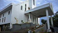 Selain masjid, bangunan Gereja juga rusak berat.  