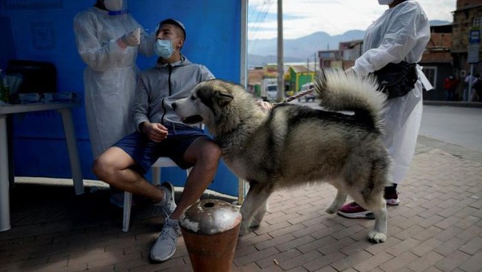 Tes Corona di Kolombia (AFP Photo)