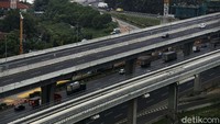 Suasana tol tampak lengang karena tidak banyak kendaraan yang melintas.