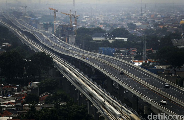 Tol Jakarta Cikampek II Elevated alias Tol Japek Layang yang sebelumnya gratis, kini mulai dikenakan pemberlakuan tarif. Begni kondisi di Tol Japek Layang usai berbayar.