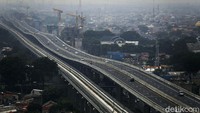Sejumlah kendaraan melintas di tol Jakarta-Cikampek Layang (Elevated), Bekasi, Jawa Barat, Selasa (19/01/2021).