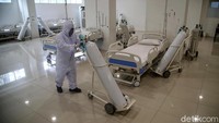 Meningkatnya kasus Corona di Indonesia membuat sejumlah rumah sakit rujukan COVID-19 kewalahan menampung pasien yang terinfeksi virus Corona. Berdasarkan data keterpakaian RS di Provinsi Jawa dan Bali per 20 Januari, tingkat keterpakaian tempat tidur di rumah sakit rujukan COVID-19 di Jakarta mencapai 85,5%. Sementara DI Yogyakarta berada di urutan kedua dengan 83,18%. Guna mengantisipasi tidak tertanganinya pasien COVID-19 di Ibu Kota, sejumlah lokasi pun dialihfungsikan menjadi tempat isolasi pasien COVID-19, salah satunya Wisma Atlet Pademangan. Pradita Utama/Dok. Detikcom.