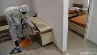 Petugas tampak membersihkan dan merapikan kamar di Wisma Atlet Pademangan, Jakarta.