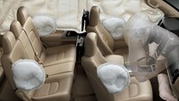Sebagai SUV yang tergolong mewah, Land Cruiser dilengkapi beragam fitur keamanan dan keselamatan. Beberapa di antaranya mobil ini memiliki blind spot monitoring, rear cross traffic allert, beberapa airbag di dalam mobil, hill assist control, vehicle stability control, dan pastinya ada ABS (anti-lock braking system), EBD (Electronic brakeforce distribution), BA (brake assist). Foto: Dok. Toyota
