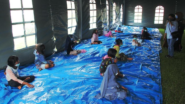 Sejumlah anak pengungsi korban gempa bumi mengikuti  kegiatan 
