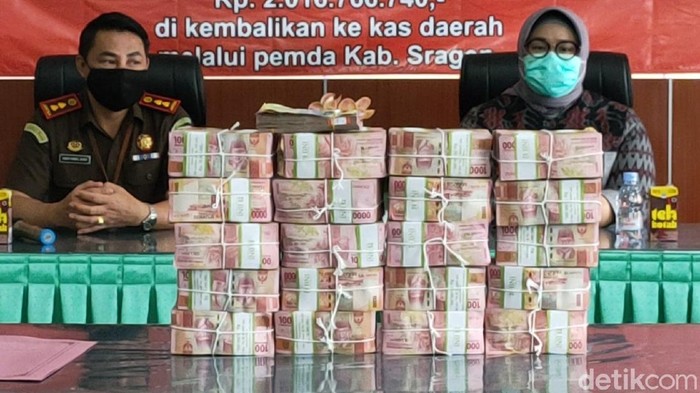 Tumpukan duit Rp 2,016 miliar sitaan dari kasus korupsi proyek ruang operasi RSUD Sragen yang dikembalikan Kejari Sragen ke Kas Daerah, Selasa (19/1/2021)