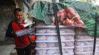 Para pekerja usaha mikro, kecil dan menengah (UMKM) kue donat rumahan mendistribusikan produk ke pedagang keliling di kawasan Tanah Kusir, Jakarta Selatan, beberapa waktu lalu.