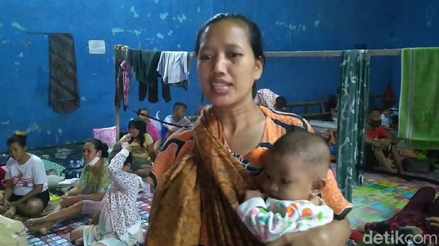 Wali Kota Pekalongan Afzan Arslan Djunaid meninjau pengungsi banjir di Gedung  Serba Guna Sampangan, Selasa (20/1/2021)