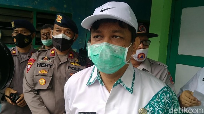 Wali Kota Pekalongan Afzan Arslan Djunaid meninjau pengungsi banjir di Gedung  Serba Guna Sampangan, Selasa (20/1/2021)