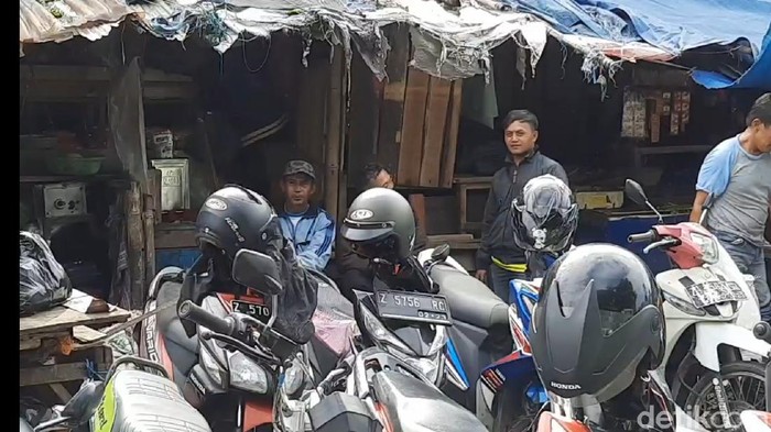 Warga Tasikmalaya abai menggunakan masker.