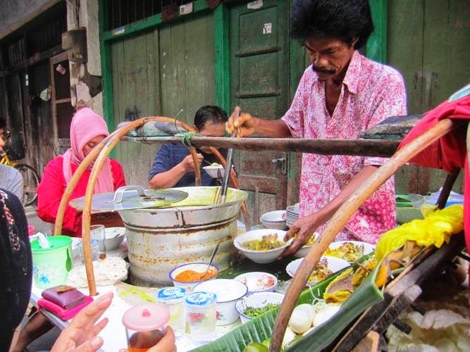 Buka di Gang Buntu, Warung Soto hingga Bakmi Ini Tak Pernah Sepi Pelanggan