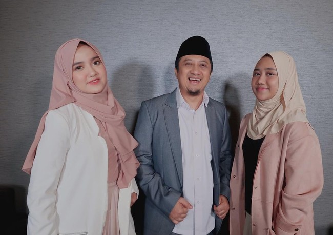 Qumii Rahmatal Qulub adalah anak kedua dari lima bersaudara dari ustaz Yusuf Mansur dan Siti Maemunah. Ia kerap berfoto bersama sang kakak Wirda Mansur di Instagram. Berbeda dengan Wirda, Qumi tidak mengunggah foto OOTD di akun Instagramnya @qumiimnsr_ yang kini sudah memiliki lebih dari 130 ribu pengikut di Instagram. Sedangkan untuk gaya hijabnya, Qumi menyukai warna pastel. Foto: Instagram @wirda_mansur.