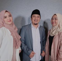 Qumii Rahmatal Qulub adalah anak kedua dari lima bersaudara dari ustaz Yusuf Mansur dan Siti Maemunah. Ia kerap berfoto bersama sang kakak Wirda Mansur di Instagram. Berbeda dengan Wirda, Qumi tidak mengunggah foto OOTD di akun Instagramnya @qumiimnsr_ yang kini sudah memiliki lebih dari 130 ribu pengikut di Instagram. Sedangkan untuk gaya hijabnya, Qumi menyukai warna pastel. Foto: Instagram @wirda_mansur.