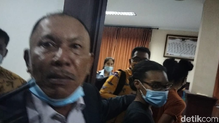 WN Amerika Serikat, Kristen Gray, dideportasi dari Indonesia (Angga Riza/detikcom)