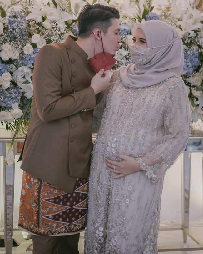 Zaskia Sungkar mengggunakan adat Betawi dan memakai tujuh kebaya yang berbeda di acara tujuh bulanan kehamilannya. Dalam foto ini, anak Mark Sungkar dan Fanny Bauty itu memakai kebaya serba pastel nude rancangan Sapto Djojokartiko dan Lace by ARTKEA. Dia tampak memakai kain khas motif Betawi. Foto: Instagram @zaskiasungkar15