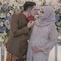 Zaskia Sungkar mengggunakan adat Betawi dan memakai tujuh kebaya yang berbeda di acara tujuh bulanan kehamilannya. Dalam foto ini, anak Mark Sungkar dan Fanny Bauty itu memakai kebaya serba pastel nude rancangan Sapto Djojokartiko dan Lace by ARTKEA. Dia tampak memakai kain khas motif Betawi. Foto: Instagram @zaskiasungkar15