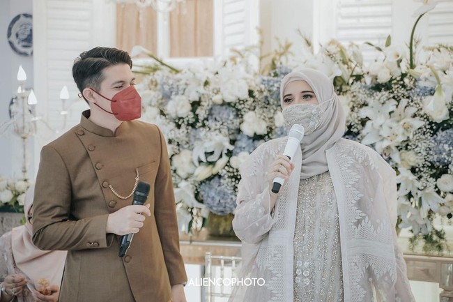 Melalui akun Instagramnya @zaskiasungkar15, Zaskia Sungkar membagikan momen bahagianya saat menginjak usia kehamilan yang ke tujuh bulan. Acara tujuh bulanan itu digelar di di The Manor Andara, Jakarta Selatan. Acara tersebut disiarkan langsung di YouTube Rans Entertainment dan stasiun televisi Indosiar. Foto: Instagram @zaskiasungkar15