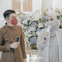 Melalui akun Instagramnya @zaskiasungkar15, Zaskia Sungkar membagikan momen bahagianya saat menginjak usia kehamilan yang ke tujuh bulan. Acara tujuh bulanan itu digelar di di The Manor Andara, Jakarta Selatan. Acara tersebut disiarkan langsung di YouTube Rans Entertainment dan stasiun televisi Indosiar. Foto: Instagram @zaskiasungkar15