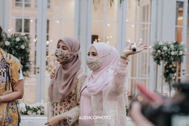 Gaya hijab yang dikenakan oleh Zaskia Sungkar terlihat simpel. Zaskia hanya menggunakan satu jarum pentul di bawah leher. Bahan hijabnya adalah pollycotton serasi dengan masker kain yang senada dengan busananya yang cantik. Foto: Instagram @zaskiasungkar15