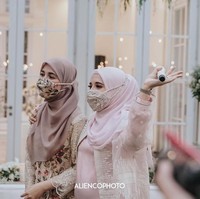 Gaya hijab yang dikenakan oleh Zaskia Sungkar terlihat simpel. Zaskia hanya menggunakan satu jarum pentul di bawah leher. Bahan hijabnya adalah pollycotton serasi dengan masker kain yang senada dengan busananya yang cantik. Foto: Instagram @zaskiasungkar15
