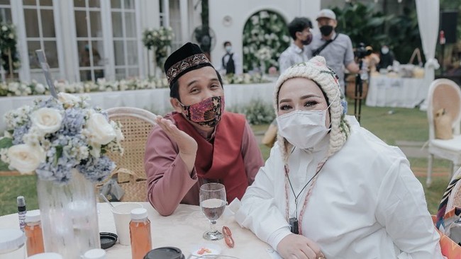 Acara tujuh bulanan Zaskia Sungkar ini tampak dihadiri perancang busana dan juga Walikota terpilih Banjar Baru, Kalimantan Selatan Vivi Zubedi. Rekan selebriti lainnya seperti Ayu Dewi, Paula Verhoeven Wong, Nagita Slavina, Melly Goeslaw, dan Ustaz Maulana ikut hadir. Foto: dok. zaskia sungkar