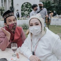 Acara tujuh bulanan Zaskia Sungkar ini tampak dihadiri perancang busana dan juga Walikota terpilih Banjar Baru, Kalimantan Selatan Vivi Zubedi. Rekan selebriti lainnya seperti Ayu Dewi, Paula Verhoeven Wong, Nagita Slavina, Melly Goeslaw, dan Ustaz Maulana ikut hadir. Foto: dok. zaskia sungkar