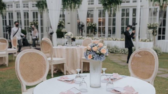 Acara tujuh bulanan Zaskia Sungkar hadir dengan dekorasi serba rustic dari SistaDecoration by@lukmankarim. Tradisi adat Betawi yang digelar membuat acara tujuh bulanan ini semakin semarak. Foto: dok. zaskia sungkar
