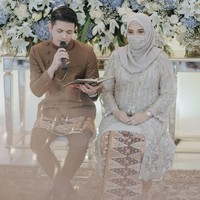 Zaskia Sungkar menikah dengan Irwansyah pada 15 Januari 2011. Keduanya melalui perjalanan panjang untuk mendapatkan buah hati. Zaskia pernah menjalani inseminasi dan operasi menggeser rahimnya. Operasi tersebut diakui Zaskia Sungkar amat menantang dan setelahnya dia merasakan sakit luar biasa. Foto: Instagram @aliencophoto