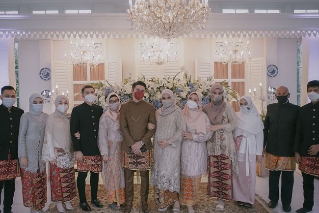 Zaskia Sungkar sempat mengungkapkan rasa sedihnya karena membatalkan banyak tamu undangan. Sedih bgt terpaksa cancel semua tamu undangan termasuk sahabat, om tante dan para sepupu, izin yg didapat akhirnya hanya cukup untuk keluarga inti yg ada di foto ini dan para pengisi acara. Padahal temen2 dan keluarga udah nyempetin swab smua untuk dateng ke acara ini. Well peraturan tetep peraturan yg harus dipatuhi dan begitulah takdir juga kuasa Allah, Sedikit aja Allah cabut nikmat kita... Apalah daya kita sebagai manusia, tulisnya. Foto: Instagram @zaskiasungkar15