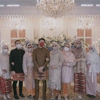 Zaskia Sungkar sempat mengungkapkan rasa sedihnya karena membatalkan banyak tamu undangan. Sedih bgt terpaksa cancel semua tamu undangan termasuk sahabat, om tante dan para sepupu, izin yg didapat akhirnya hanya cukup untuk keluarga inti yg ada di foto ini dan para pengisi acara. Padahal temen2 dan keluarga udah nyempetin swab smua untuk dateng ke acara ini. Well peraturan tetep peraturan yg harus dipatuhi dan begitulah takdir juga kuasa Allah, Sedikit aja Allah cabut nikmat kita... Apalah daya kita sebagai manusia, tulisnya. Foto: Instagram @zaskiasungkar15