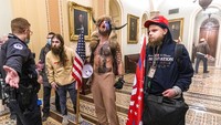 Di akhir masa jabatannya, terjadi insiden penyerbuan Gedung Capitol di Washington DC oleh segerombolan pendukung Donald Trump yang tidak setuju dengan hasil pilpres AS tahun 2020. Aksi tersebut disebut mencoreng citra Amerika Serikat sebagai negara kampiun demokrasi di dunia. Donald Trump pun akhirnya dimakzulkan oleh DPR AS danmenjadi presiden Amerika Serikat pertama yang pernah dimakzulkan dua kali tahun 2019 dan 2021. AP Photo/Manuel Balce Ceneta  
