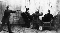 Awalnya, dengan langkah begitu cepat, John Wilkes Booth masuk ke tempat Presiden Abraham Lincoln duduk di sebuah ruang VIP. John datang dari belakang. Beberapa saat kemudian, ia mengambil senjata api dan melepaskan tembakan ke arah Presiden. Kepala Negara yang dikenal sebagai Bapak Demokrasi dan Anti-perbudakan tersebut akhirnya menghembuskan napas terakhir keesokan paginya di Petersens Boarding House. Getty Images/Hulton Archive  