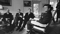 Kelima ada John F Kennedy. Presiden Amerika Serikat John F Kennedy (JFK) membuka jalan bagi pencapaian luar biasa AS dalam penjelajahan luar angkasa yaitu menjejakkan kaki di Bulan. Getty Images/Keystone  
