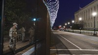 Tidak ada perayaan-perayaan di pinggir jalan, tidak ada hiasan, tidak ada pula warga yang berkumpul untuk melihat presiden baru tersebut. Bahkan Washington DC sepi bak kota mati. AP Photo/J. Scott Applewhite  