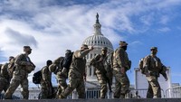 Fakta kedua, pelantikan Joe Biden diwarnai dengan kehadiran puluhan ribu personil Garda Nasional yang langsung diseleksi oleh FBI. Mereka ditempatkan di berbagai sudut kota Washington dan berfokus di Gedung Capitol. AP Photo/J. Scott Applewhite  