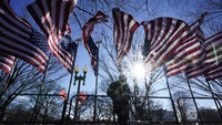 Para personil keamanan bersenjata tersebut sudah terlihat berjaga sejak terjadinya kericuhan di Gedung Capitol akibat serbuan para pendukung Donald Trump yang tidak terima dengan hasil pilpres AS dua pekan lalu. AP Photo  
