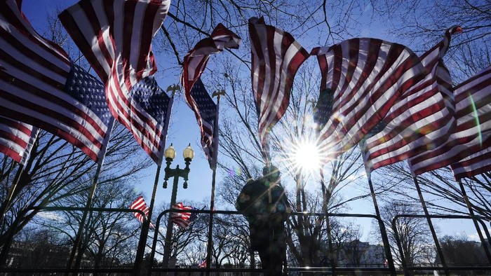 Pelantikan Presiden AS menjadi momen penting yang ditunggu-tunggu warga Amerika hingga dunia. Biasanya dalam situasi normal, pelantikan presiden akan berlangsung meriah dan dihadiri jutaan warga Amerika Serikat yang berkumpul di komplek Gedung Capitol, Washington DC.